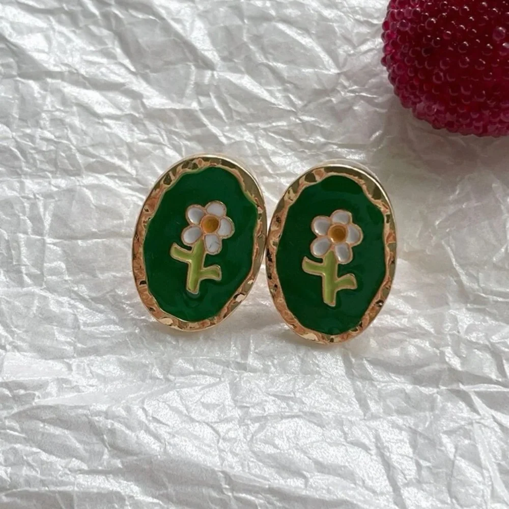 Vintage Style Daisy Stud Earrings | White Flower Green Enamel
